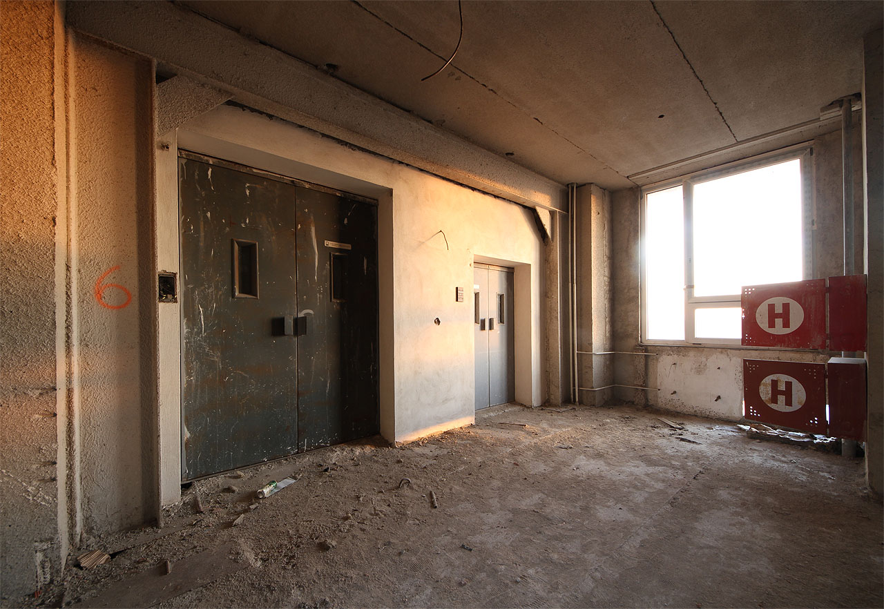 Vedlejší schodiště v místě křížení obou křídel doplňoval osobní a také nákladní výtah, určený pro převoz pacientů v horizontálním stavu. Překvapivě jsou výtahy, ač z roku 1992, dílem americké firmy Otis, která mezitím stihla zakoupit břeclavský závod československého výrobce Transporta.