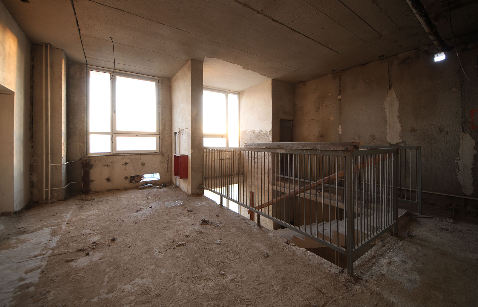 Nejvyšší, sedmé patro při pohledu na vedlejší schodiště nad křížením obou křídel. Budova je zcela prázdná, víceméně ve stavu, v jakém ji v roce 1992 opustili poslední dělníci.