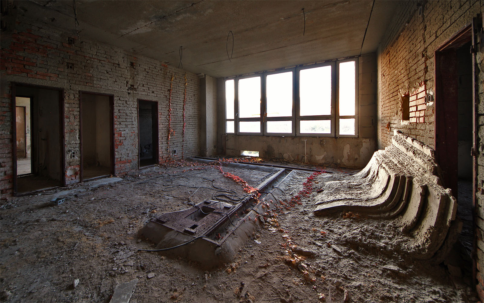 Vyšetřovna stále čeká na instalaci rentgenu. Možná, že dnes by už byl k dispozici trošku jiný typ, který by nepasoval na původní podstavec z roku 1992.