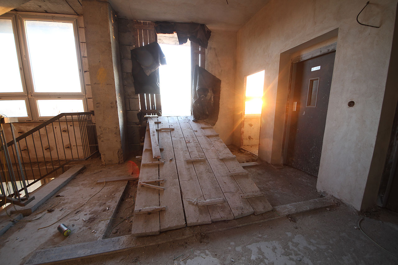 Jen díky ostrému zapadajícímu slunci není vidět z provizorního otvoru, vedoucího kdysi ke stavebnímu výtahu, na AZ tower, t. č. nejvyšší českou budovu. Oblast má nesporný potenciál, o to větší škoda je, že město má v úmyslu sedmipodlažní budovu zbourat a místo ní na břehu řeky zřídit mezi kolejemi park.