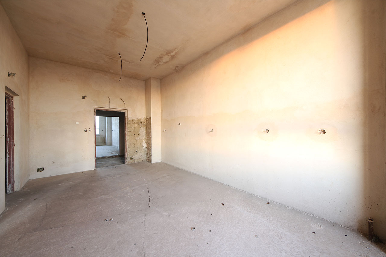 Samotné místnosti nejsou nijak vybaveny a jejich téměř nespočetná řada je k rozeznání jen podle polohy zásuvek, které naznačují, kde měl stát přístroje a kde měli na postelích ležet odpočívající pacienti.