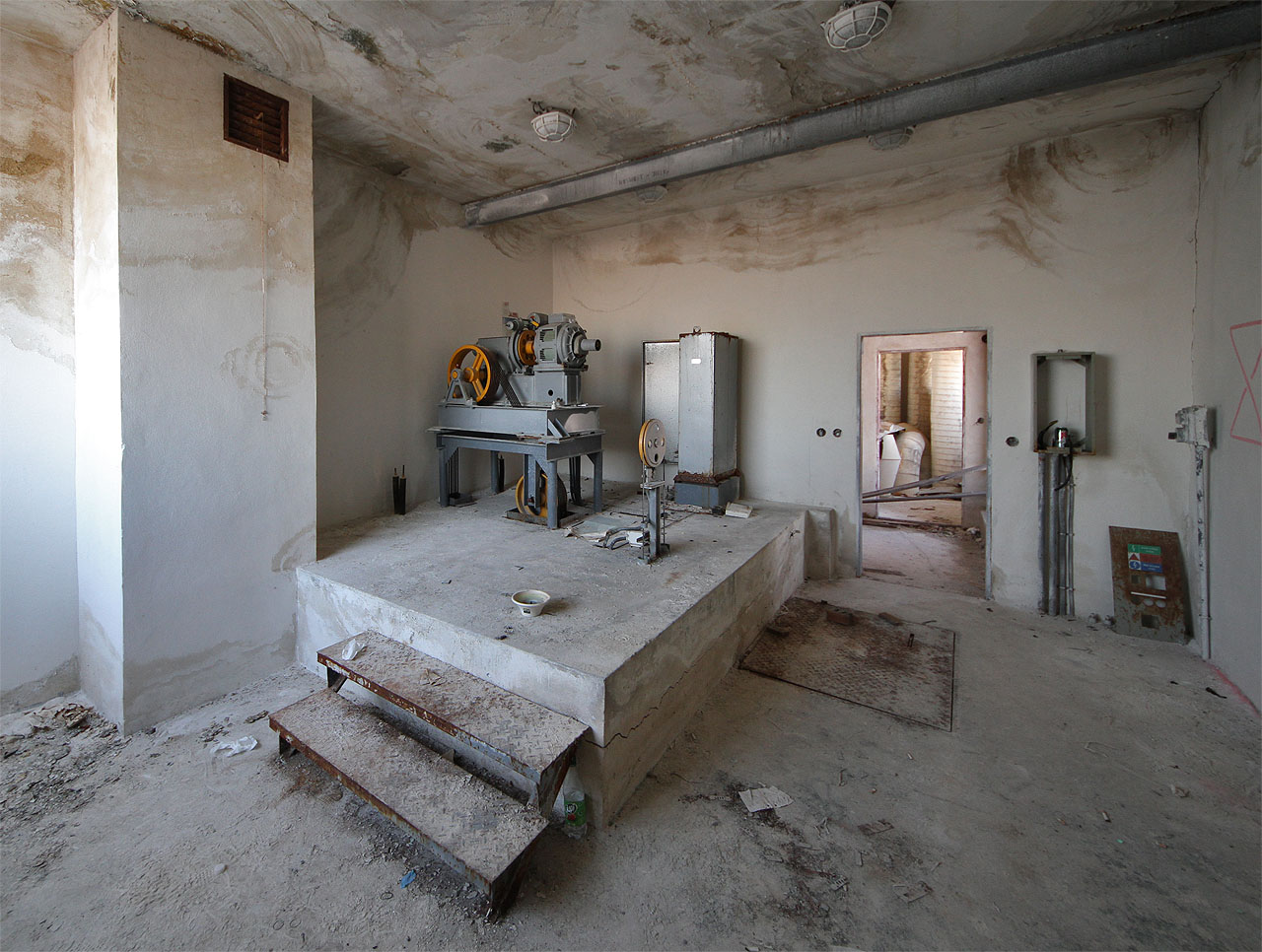 Vybavení strojovny výtahu se v 80. letech 20. století poněkud smrsklo z velkých motorů a masivních oběžných kol na poměrně malé a efektivní motorky a třecí kotouče.