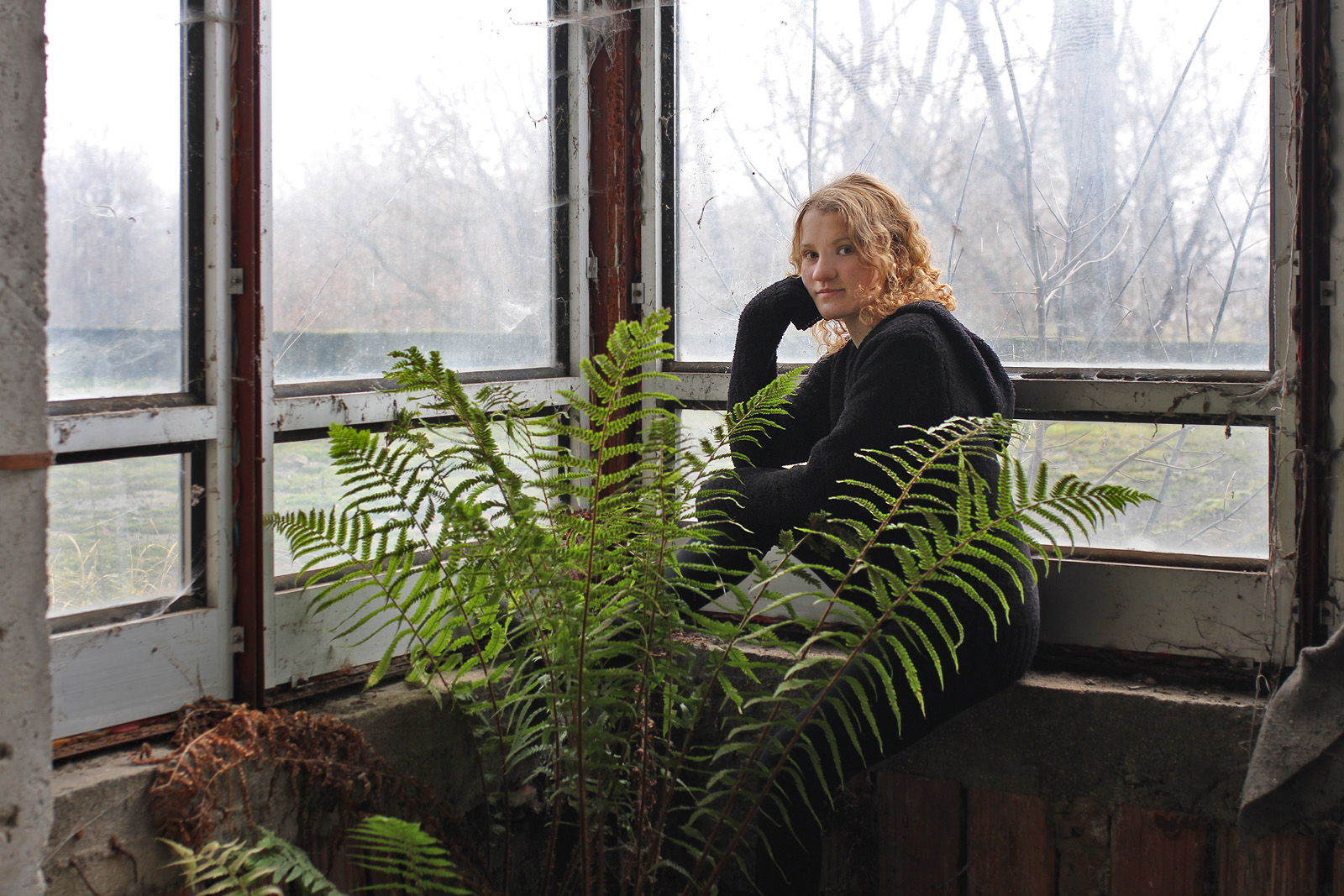 Budova je dokonale prázdná až na jedinou kapradinu, tyjící z vlhkosti u vchodu na terasu. Smutkem tu sklesla i jinak odvážná školačka.