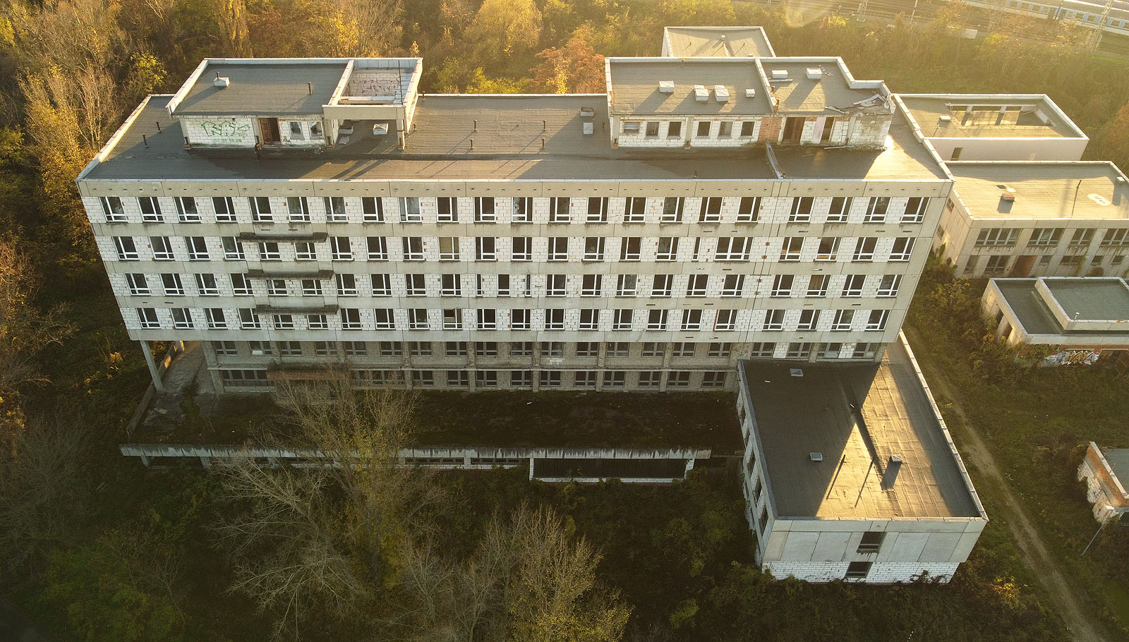 Ani při pohledu od řeky není průčelí budovy zcela pravidelné, zajímavý je nejen portikus na levé sraně, ale také předsazené sály (zamýšlené snad jako operační?) v prodlouženém nízkém jihovýchodním křídle na fotce vpravo.