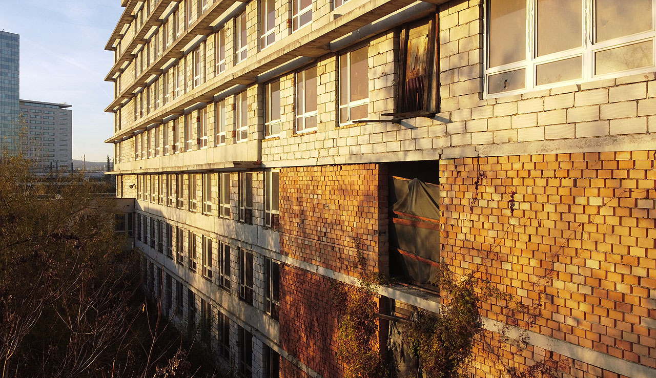 Nejvyšších pět podlaží disponuje na místní poměry nezvyklými světlolamy, stínícími zejména intenzivní září letního poledního slunce.