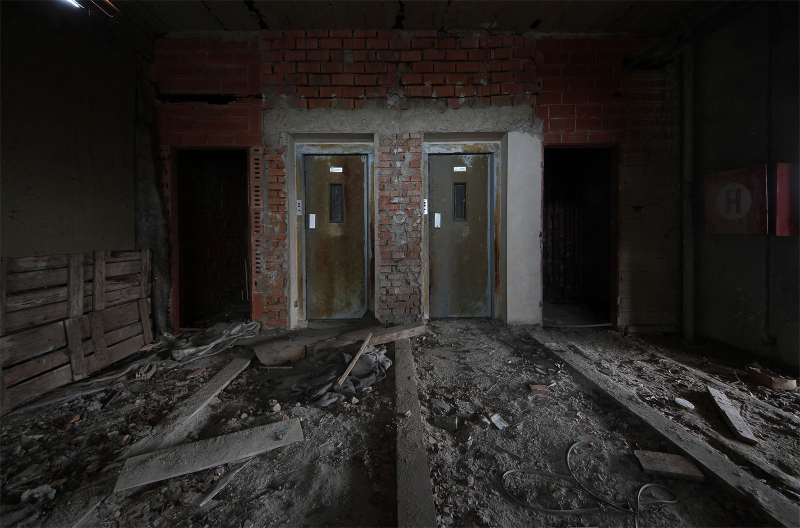 Svoji návštěvu zahajujeme v přízemí, které zde plní spíše roli suterénu. Vzhledem k tomu, že budova stojí na břehu řeky, nebylo zřejmě hloubení podzemí účelné.