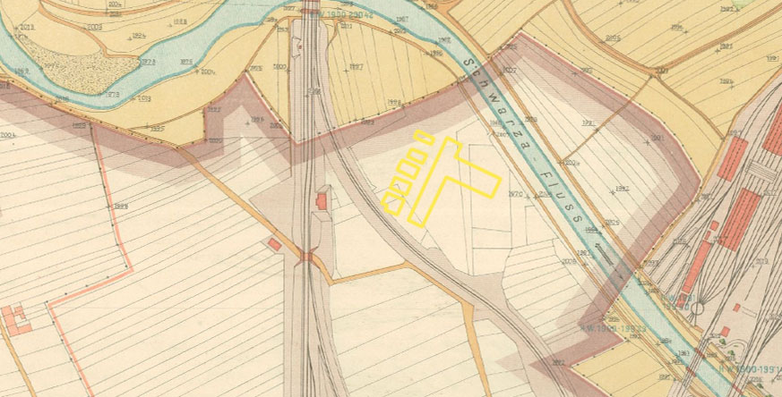 V roce 1906 je již patrná přibyvší spojovací kolej, která pozemek definitivně odřízla od světa a uzavřela v protáhlé kapse mezi řekou a světem vlaků a kolejí samým pro sebe.