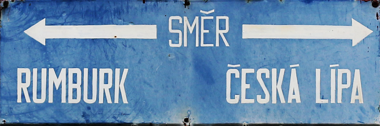 Cedule se směry na nádraží ve Svoru uvádí koncové stanice severní části dráhy, Rumburk a Českou Lípu.