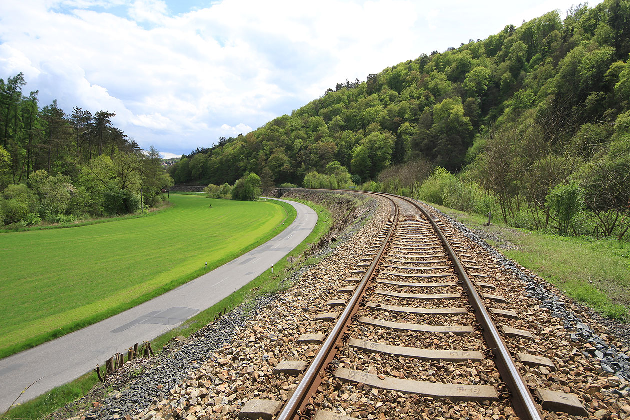 Železniční trať Beroun–Rakovník v úseku mezi Městečkem u Křivoklátu a Křivoklátem v těsné blízkosti portálu tunelu Pod Basou.