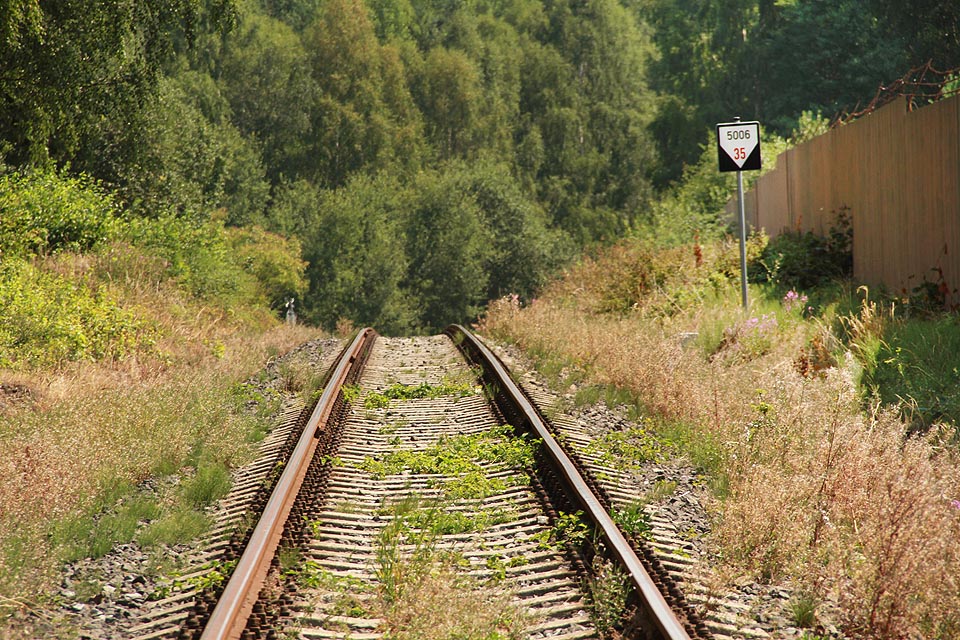 Nejvyšší bod trati se nachází v sedle Nad Větrným dvorem nedaleko Horního Slavkova. Trať zde vystoupá na hřeben Slavkovského lesa a začne padat do údolí řeky Teplé.