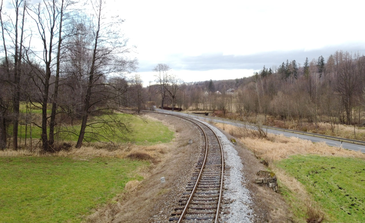 Pohled na železniční trať Mikulovice – Zlaté Hory směrem od Ondřejovic zastávky k Ondřejovicícm. Na kamenném podstavci vpravo od koleje zřejmě dřív stávalo vjezdové návěstidlo stanice Ondřejovice.