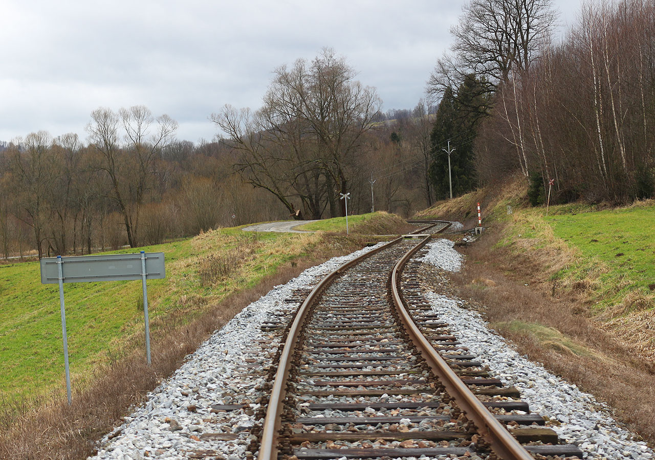 Pohled na železniční trať Mikulovice – Zlaté Hory směrem od Ondřejovic (vlevo zezadu návěst vlak se blíží k zastávce) k Ondřejovicím zastávce.