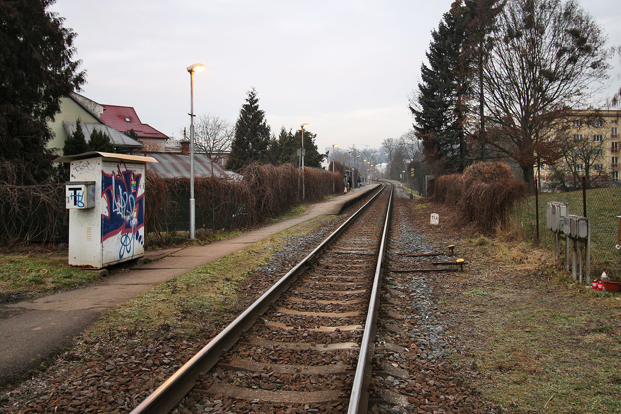 Trať vede převážně zastavěným územím Zlína a na něj navázaných obcí (na snímku úsek u zastávky Zlín-Dlouhá).