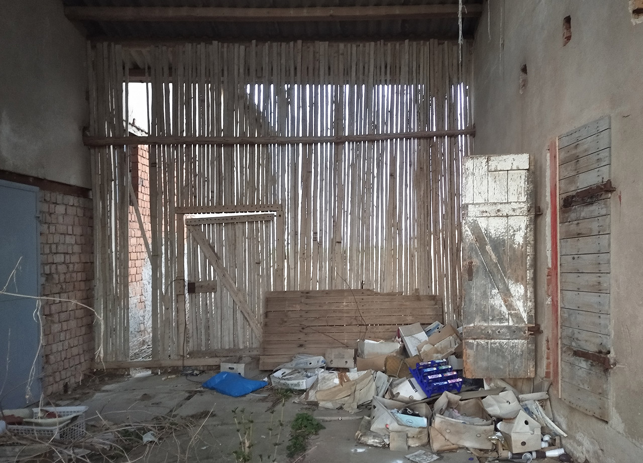 Spojovací chodba u vepřína.