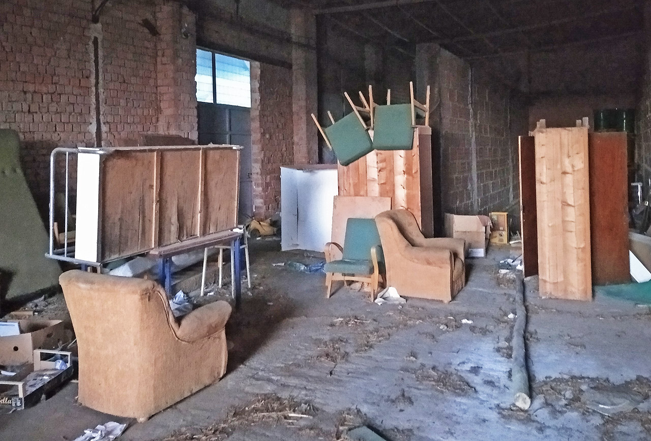 NMa své by si tu přišli i zájemci o použitý nábytek. Mimo jiné je tu hromada vybavení z vesnické hospody.