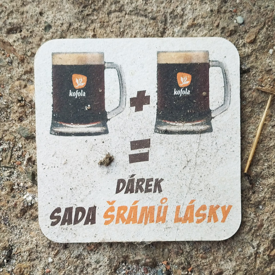 Středně vtipná reklamní akce Šrámy lásky od Kofoly z roku 2013 nebyla zdaleka tak vtipná jako podrážděná reakce některých přehnaně korektních bojovníků proti domácímu násilí.