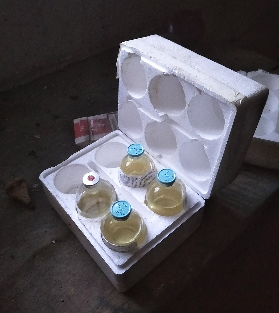 Není to ale jen Kofola. V zemědělském areálu lze dodnes nalízt třeba veterinární léčiva, takřka jako nová.