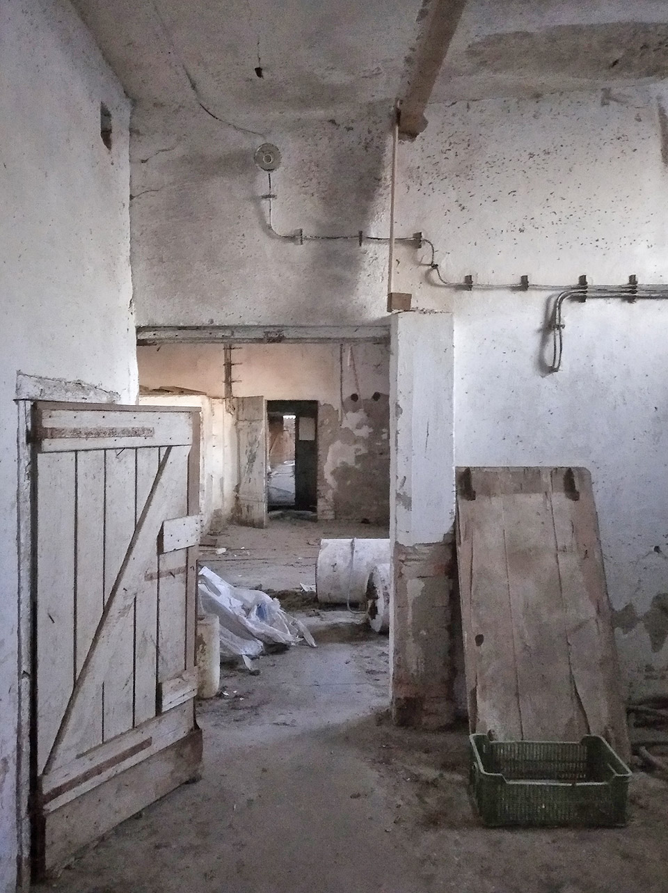 Interiér je smutný. A na to, že není starý ještě ani 60 let vypadá překvapivě historicky.