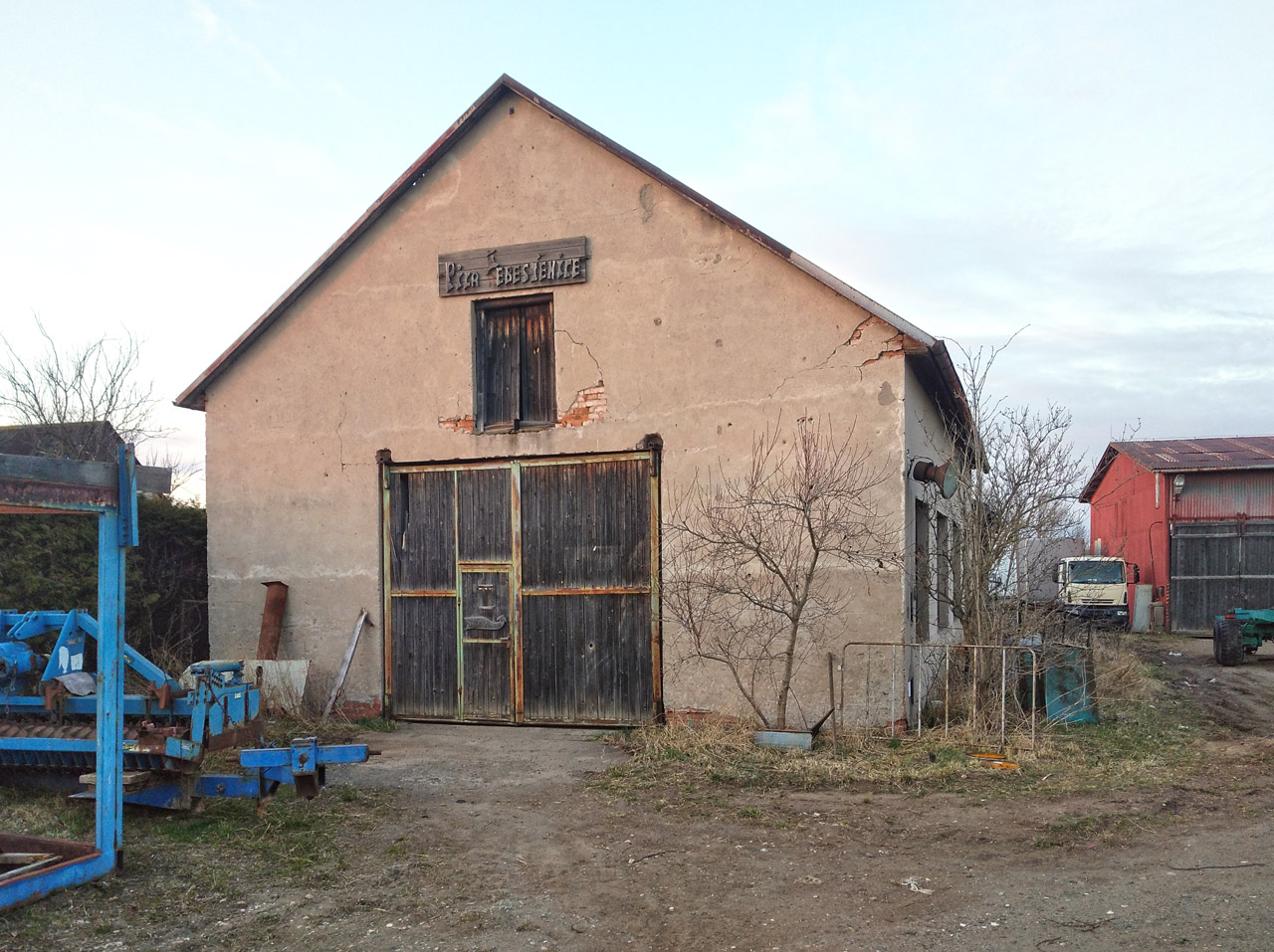 Budova na západní straně areálu sloužila pár let jako pila. Nešť nakonec taky zkrachovala.