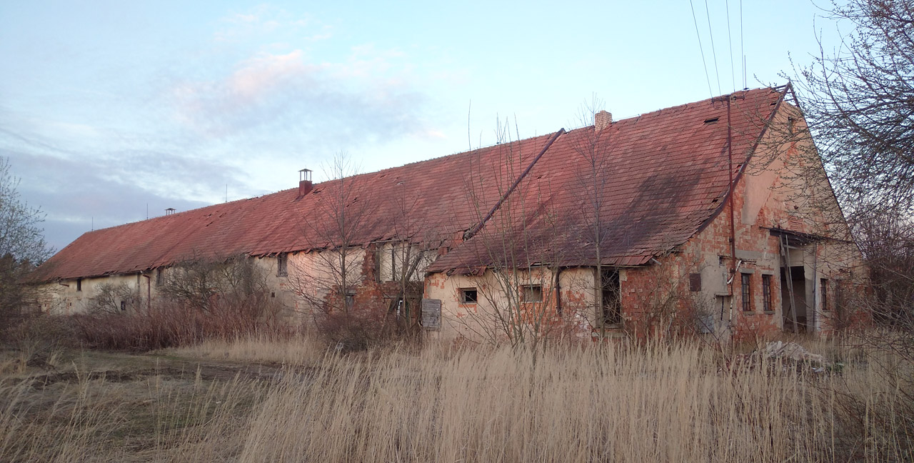 V paprscích zapadajícího předjarního sluníčka má opuštěný areál JZD a později pily v Šebestenicích své ospale romantické kouzlo.