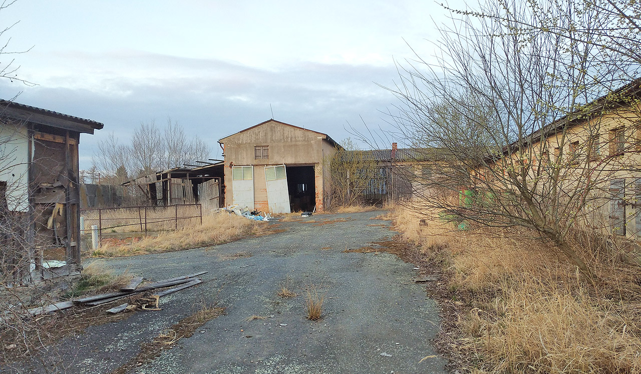 Koncentrovaný smutek areálu, který se stal pohrobkem socialistických idejí.