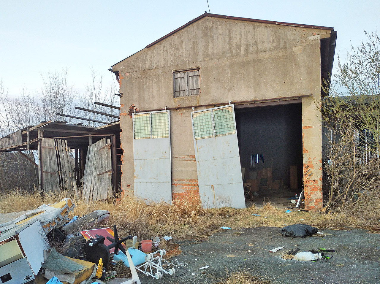 K budově vepřína přiléhají na východě další dvě stavby. Snad šlo původně o garáže, později však zjevně posloužily jako sklady.