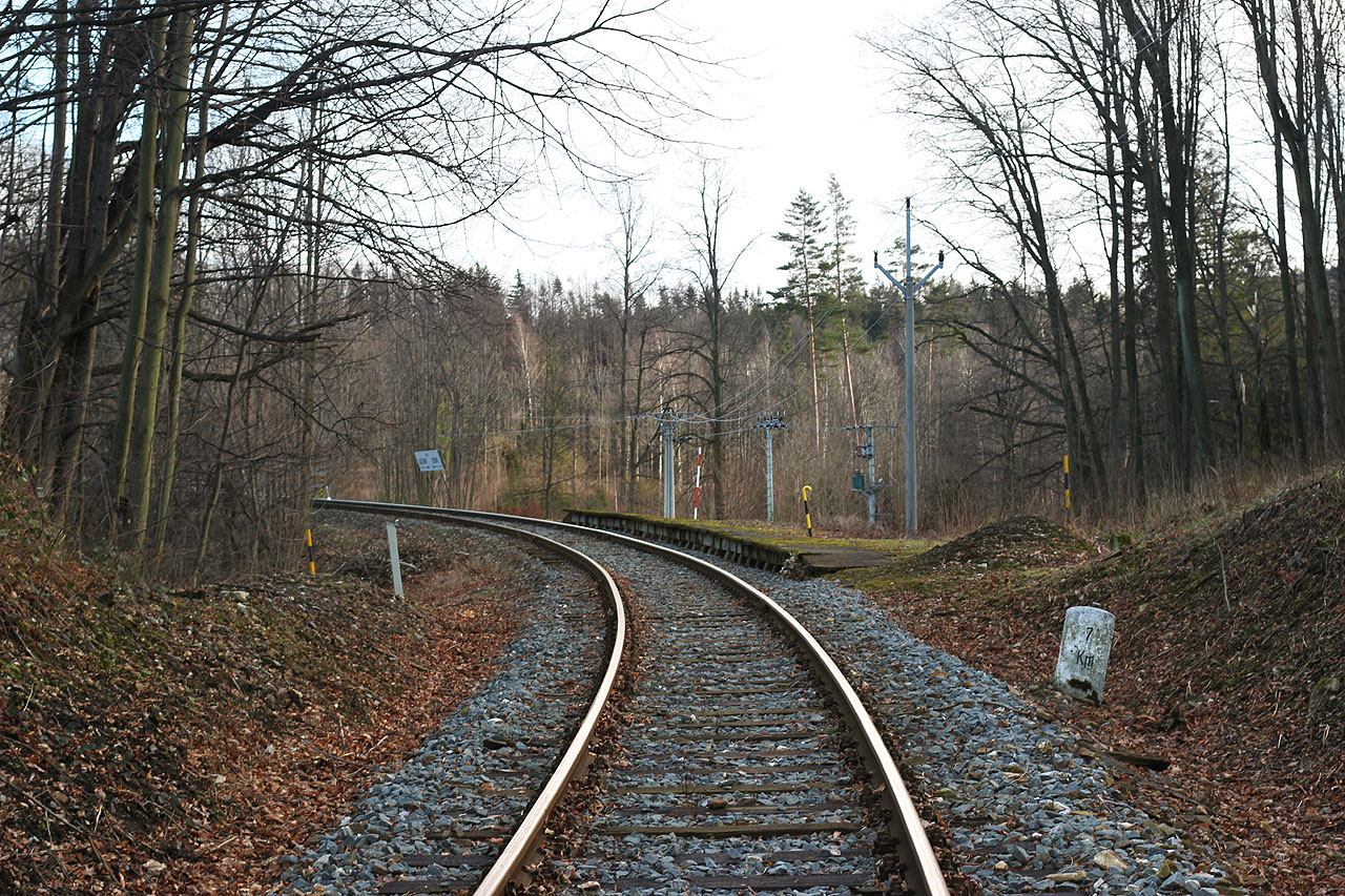 Zastávka Zlaté Hory-na mlýnech se nachází těsně za 7. kilometrem železniční trati z Mikulovic do Zlatých Hor, v bezprostřední blízkosti zlatokopeckého skanzenu.