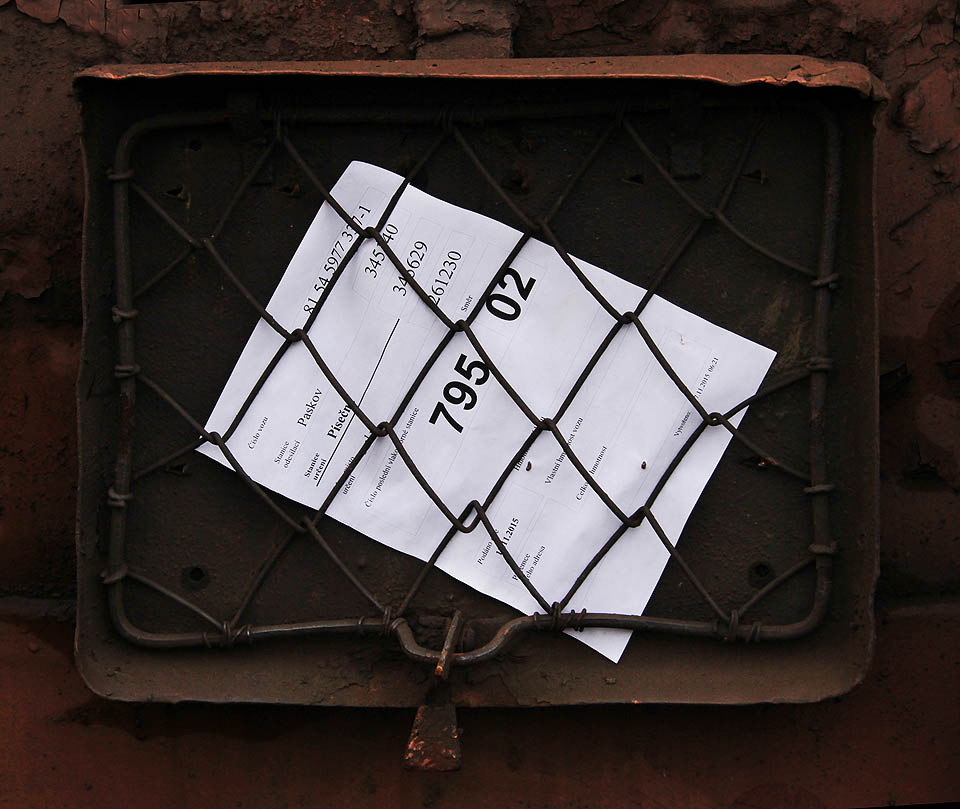 Vagóny sem putují občas po zvláštní trase. Například tento přijel nejprve z Paskova do Písečné, odkud byl přes Mikulovice přivezen až do Zlatých Hor.