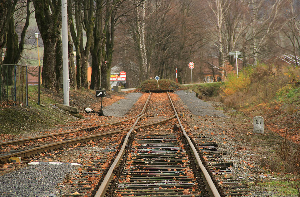 Ukončení koleje č. 1a v km 8,822 před bývalým přejezdem přes Nádražní ulici. Dráha dřív pokračovala ještě o cca 600 m dál do areálu pily. Plánované prodloužení okolo města a tunelem pod Biskupskou kupou do Jindřichova se nikdy neuskutečnilo.