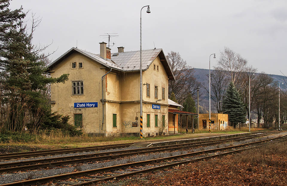 V roce 2015 mohl náhodný cestující lehce nabýt dojmu, že nádraží ve Zlatých Horách má nejlepší roky už dávno za sebou.