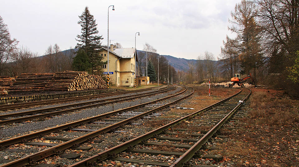 Pohled na koleje 4 (vlevo u rampy), 2, 1 a 3, která původně vedla k výtopně, již právě likviduje bagr na snímku.