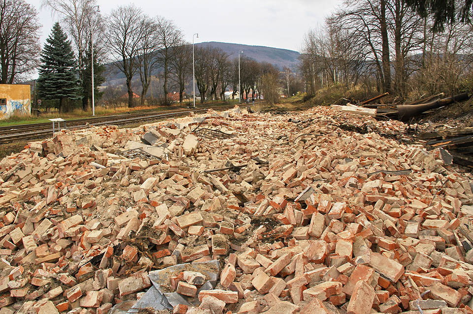 Nebohá výtopna na konci koleje č. 3 naneštěstí podlehla zkáze jen několik dnů před dokumentací stanice.