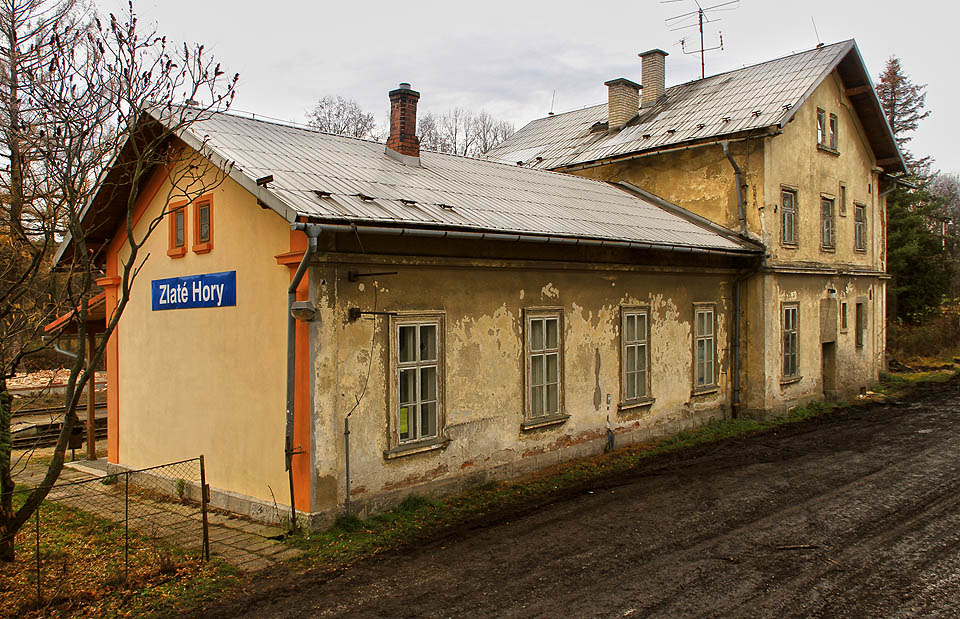 Měl tu docela dost práce. O to víc, že příjezdová ulice Bezručova vypadala stejně jako budova dokonce hůř než v roce 1896.