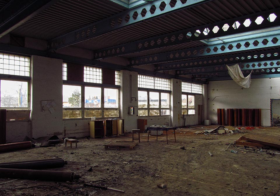 Je tu ticho, ale občas se zdá, jako by se odněkud ozýval pravidelný cvrkot tkalcovských strojů.