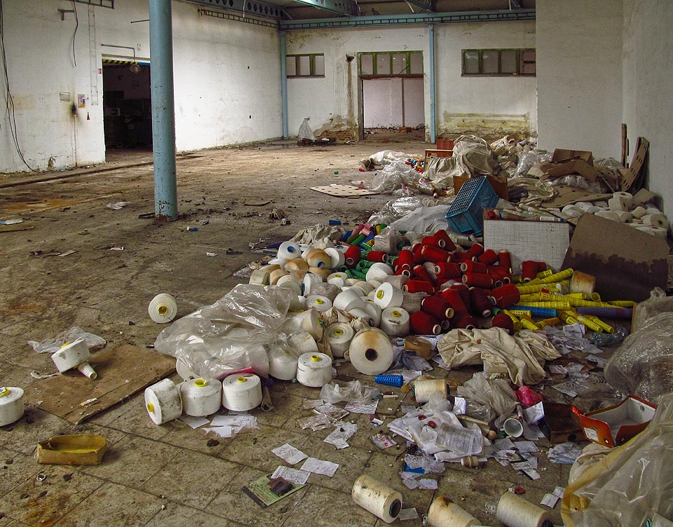 Malý ráj pro ty, kteří by si chtěli doma něco utkat. Materiálu je tu přehršel, nejspíš nakonec dojde prachbídného zničení.