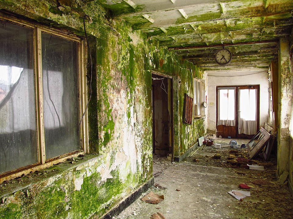 Hodiny ve vrátnici textilky Zlatex ve Zlatých Horách už nějakou dobu nejdou a na všech píchačkách je stejný čas…