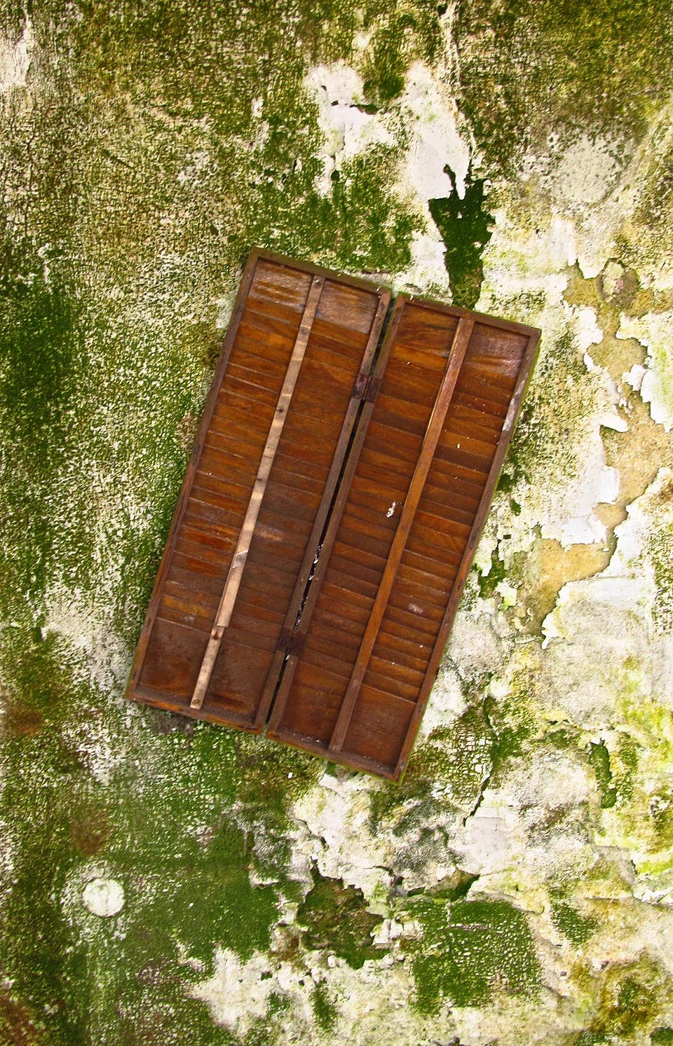 Skříňka na lístky do píchaček je poněkud nahnutá. Asi jako vyhlídky továrny Zlatex.