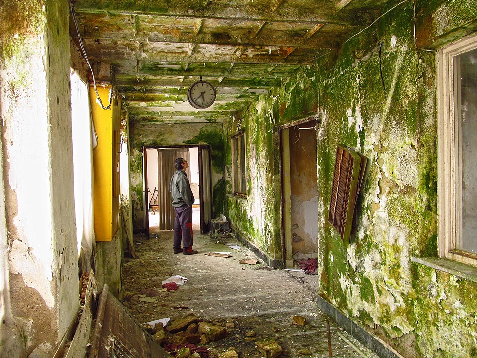 Celou vrátnici si pomalu bere příroda. Nutno uznat, že to dělá s citem pro krásu toho místa.