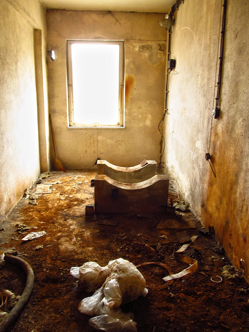 Komůrka patřila zřejmě nějakému většímu stroji. Podle sytě barevného prachu v okolí bych očekával míchačku barev nebo podobné zařízení.