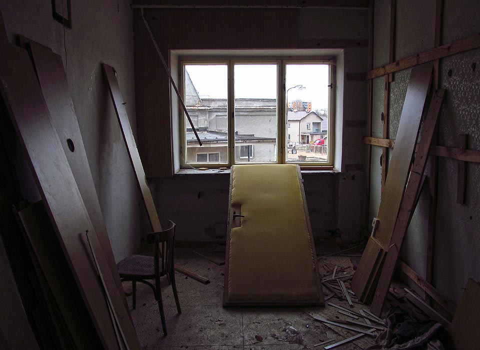 Tady se možná pokoušeli někdejší manažeři o sebevraždu skokem z okna poté, co si uvědomili důsledky svého vedení podniku.