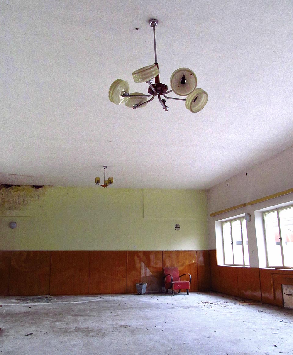 V místnosti, která snad kdysi byla kulturním sálem, lze hodiny sedět u okna a oknem pozorovat nemilosrdnou sudetskou zimu.