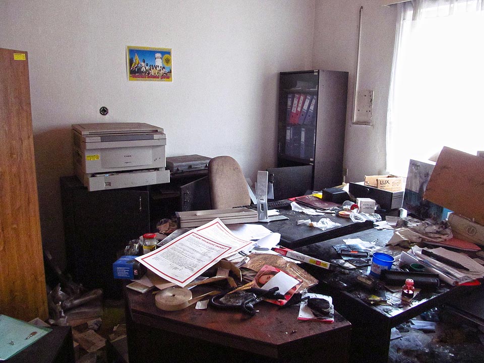 Ani ředitelská pracovna není v nejlepší kondici. Vzhledem k vývoji posledních let by nebylo překvapivé, kdyby ji vyrabovali samotní zaměstnanci Zlatexu.