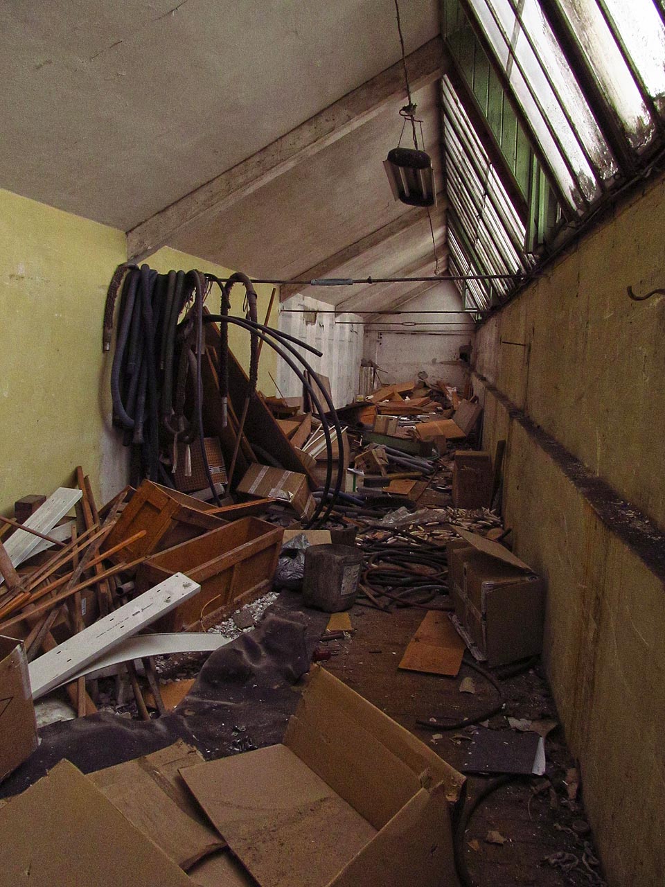 Tohle byl nejspíš sklad. prosluněná chodba by byla ale také krásným ateliérem nebo třeba klubovnou.