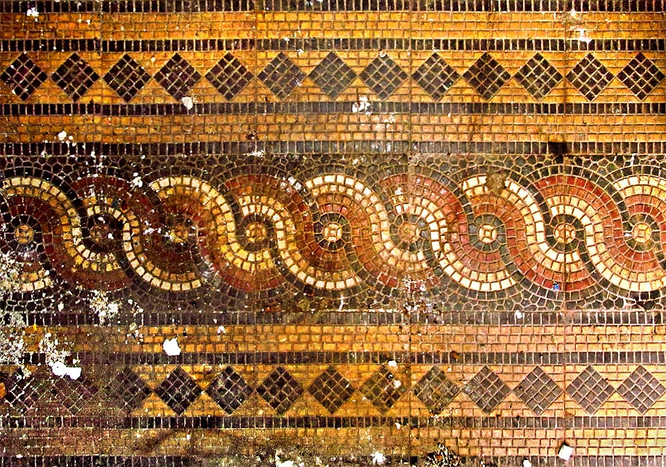 Mozaikové dlažby v jižním křídle továrny si nezadají se svými antickými pravzory. Kde je dnes konec precizní a drobné kráse moderních průmyslových objektů?