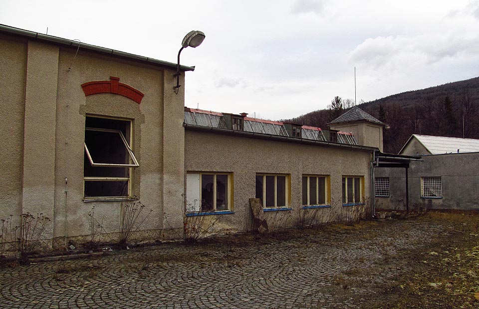 Ohlížíme se nazpět a píše se únor 2014. Netušíme, že za rok už bude na tomto místě jen hromada cihelného recyklátu.