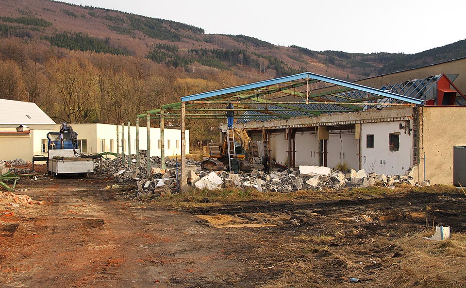 Na přelomu let 2014 a 2015 dělníci náruživě bourají cihelné zdi a trpělivě demontují modernější ocelové haly.