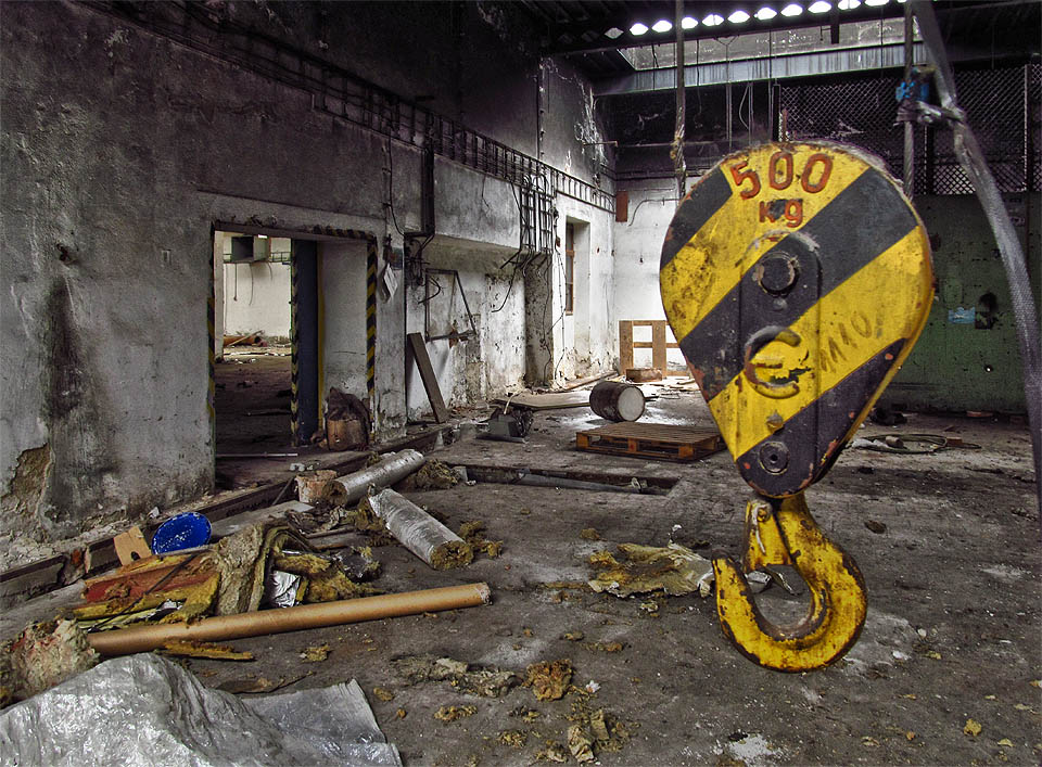 Místo slunce svítí v hale jasnou žlutí hák jeřábu, na který už nikdy nikdo nic nepověsí.