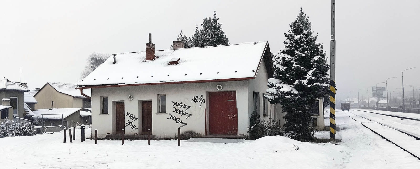 Bývalé záchodky v provozní budově západně od budovy výpravní, jsou trvale uzamknuty.