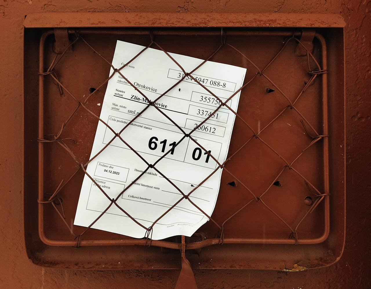 Tento Eas přijel z Otrokovic a zřejmě je plný dřeva - buď z nebo na nedalekou pilu? Adresa příjemce na polepu chybí.