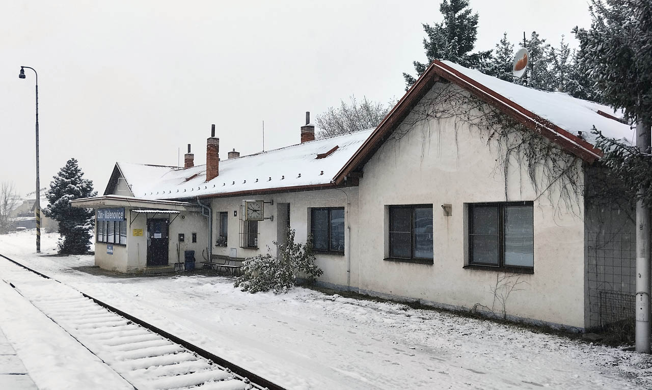 Ačkoliv naproti uhání po rušné třídě 3. května stovky aut, autobusů i trolejbusů, stanice dýchá předvánočním klidem a pohodou. Občas sem dokonce přijde i nějaký ten cestující.